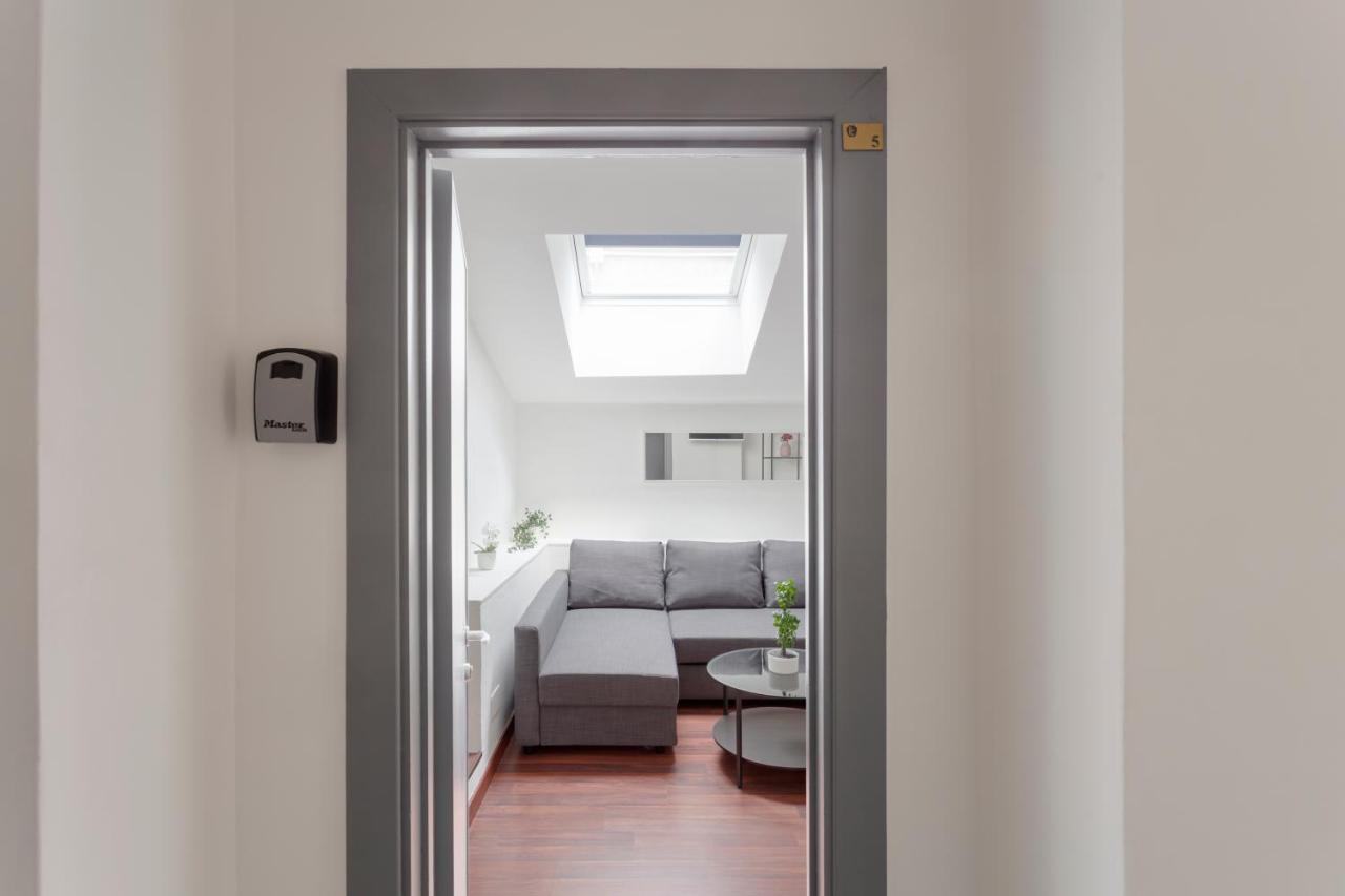 1 Bedroom & 1 Living Room Apt - Duomo 5 Milan Exterior photo