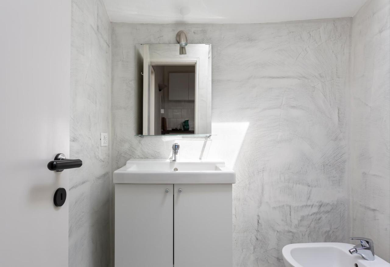 1 Bedroom & 1 Living Room Apt - Duomo 5 Milan Exterior photo